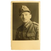 Фото солдата пехотинца Вермахта в мундире м43 и и кепке м42